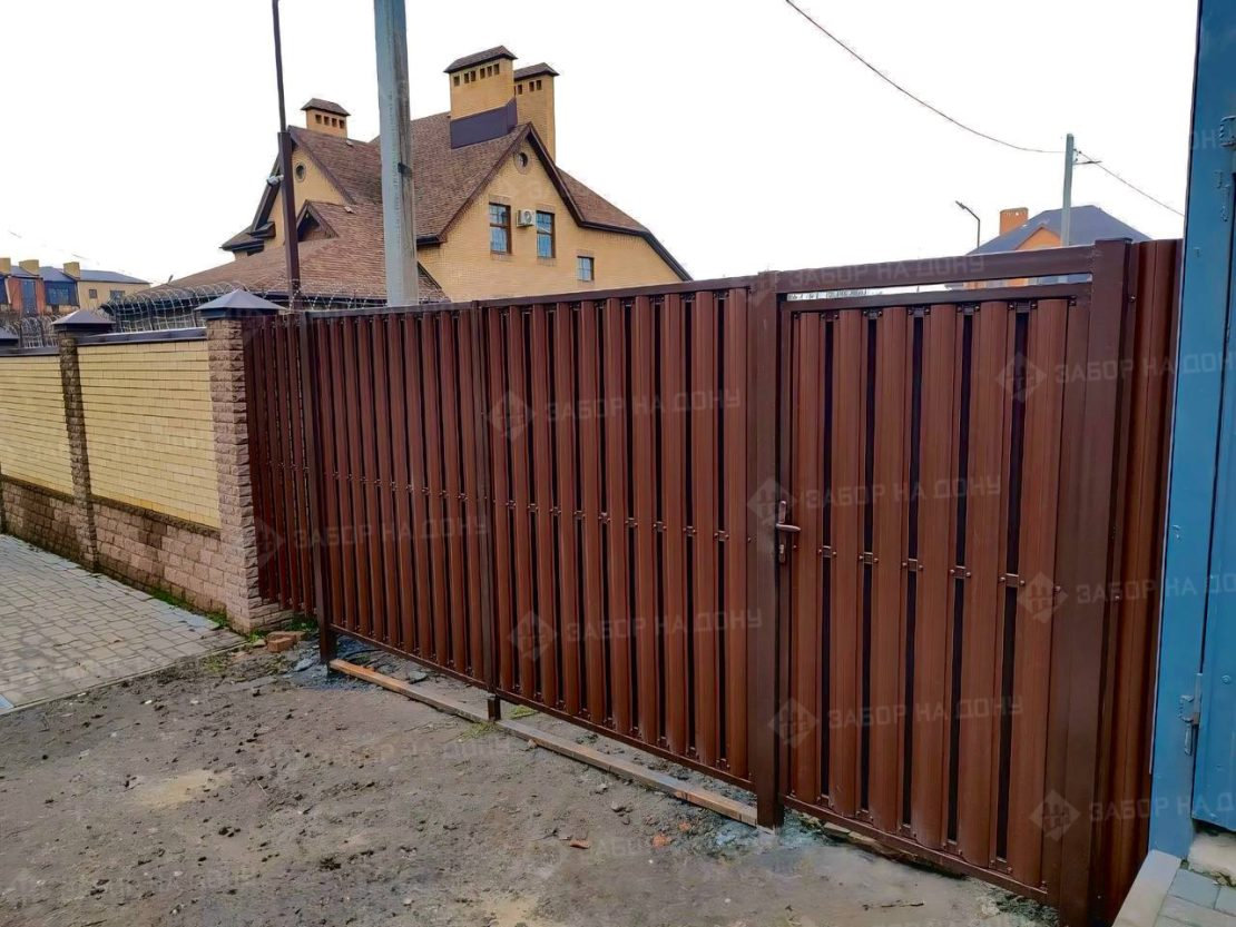 Распашные ворота из евроштакетника  в Гулькевичах